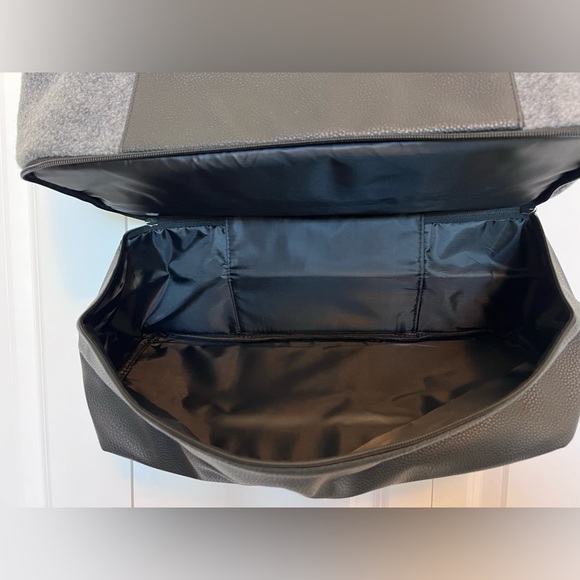 Travel tote with shoe compartment. Zip top - Picture 5 of 5